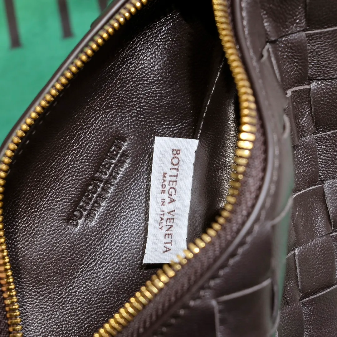 Batch 1280 It is predicted that BV Bottega's lunch bag will be popular again this year🔥. It is very soft and lightweight. It also uses the intrecciato weaving process that the two founders spent several months developing from the beginning of the brand. It is completely hand-woven by Italian craftsmen and perfectly reflects the craftsmanship of Bottega. The entire bag shape is also a very practical and popular lunch box bag shape. The slightly curved arc of the bag mouth can also better fit our wrists. Style number: 7748-1 Size: 17*13.5*5cm